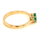 Anillo de esmeralda con diamantes en oro amarillo 14kt.