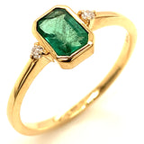 Anillo de esmeralda con diamantes en oro amarillo 14kt.