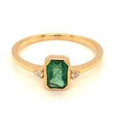 Anillo de esmeralda con diamantes en oro amarillo 14kt.