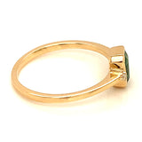 Anillo de esmeralda con diamantes en oro amarillo 14kt.