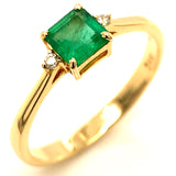 Anillo de esmeralda con diamantes en oro amarillo 14kt.