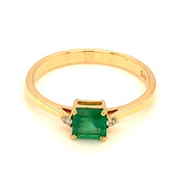 Anillo de esmeralda con diamantes en oro amarillo 14kt.