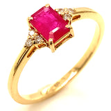 Anillo de rubí con diamantes en oro amarillo 14kt.