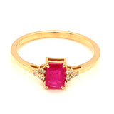 Anillo de rubí con diamantes en oro amarillo 14kt.