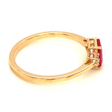 Anillo de rubí con diamantes en oro amarillo 14kt.