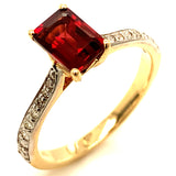 Anillo de granate con diamantes en oro amarillo 14kt.