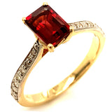 Anillo de granate con diamantes en oro amarillo 14kt.