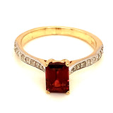 Anillo de granate con diamantes en oro amarillo 14kt.