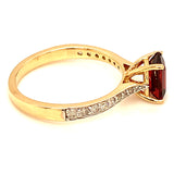 Anillo de granate con diamantes en oro amarillo 14kt.
