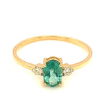 Anillo de esmeralda con diamantes en oro amarillo 14kt.