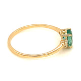 Anillo de esmeralda con diamantes en oro amarillo 14kt.