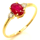 Anillo de rubí con diamantes en oro amarillo 14kt.
