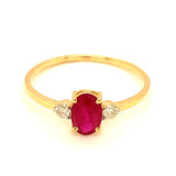 Anillo de rubí con diamantes en oro amarillo 14kt.