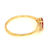Anillo de rubí con diamantes en oro amarillo 14kt.