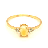 Anillo de ópalo con diamantes en oro amarillo 14kt.