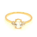 Anillo de topacio blanco con diamantes en oro amarillo 14kt.