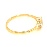 Anillo de topacio blanco con diamantes en oro amarillo 14kt.