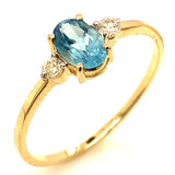 Anillo de topacio azul con diamantes en oro amarillo 14kt.