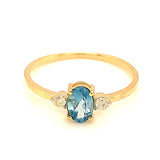 Anillo de topacio azul con diamantes en oro amarillo 14kt.
