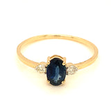 Anillo de zafiro con diamantes en oro amarillo 14kt.