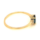 Anillo de zafiro con diamantes en oro amarillo 14kt.