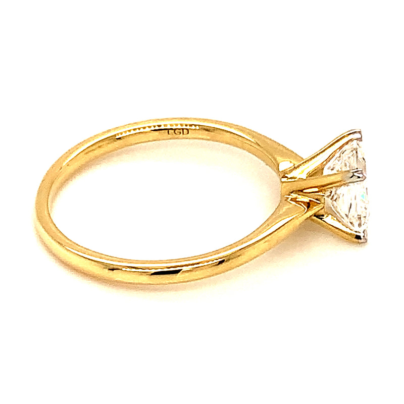 (LD) Anillo con diamantes de laboratorio en oro amarillo 14kt.