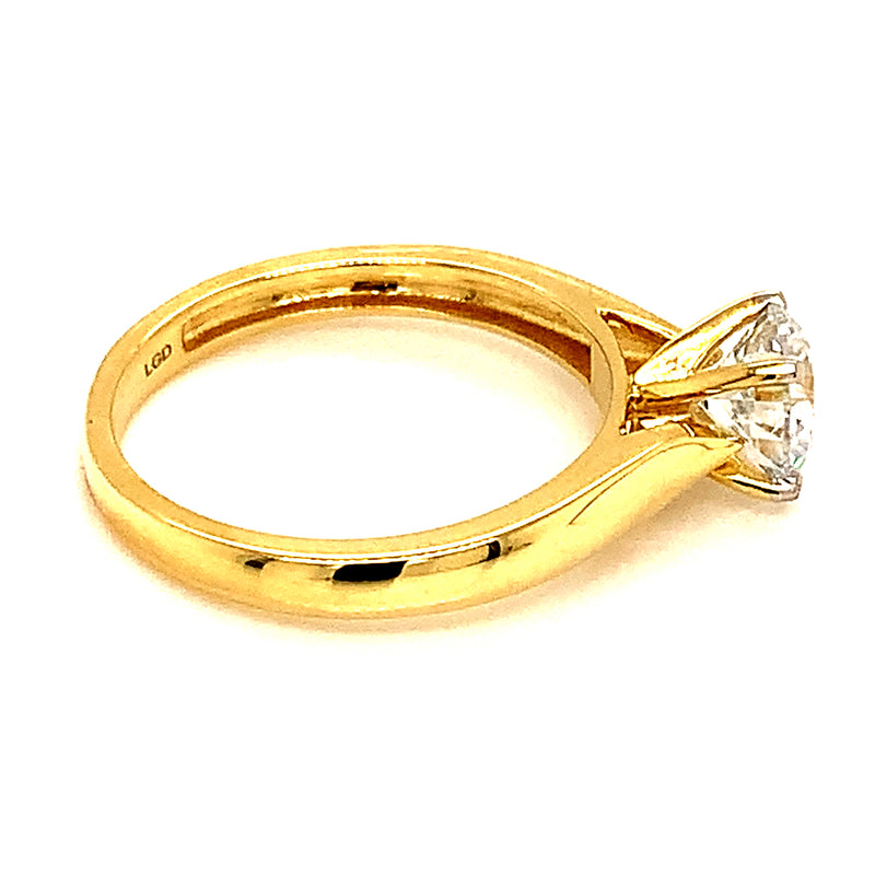 (LD) Anillo con diamantes de laboratorio en oro amarillo 10kt.