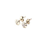 Aretes (flor) con circones en oro blanco 10kt.