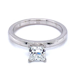 (LD) Anillo con diamantes de laboratorio en oro blanco 14kt.  ANTES: $899.00