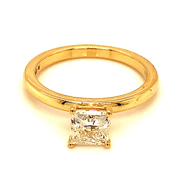 (LD) Anillo con diamantes de laboratorio en oro amarillo 14kt.