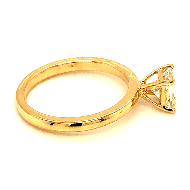 (LD) Anillo con diamantes de laboratorio en oro amarillo 14kt.