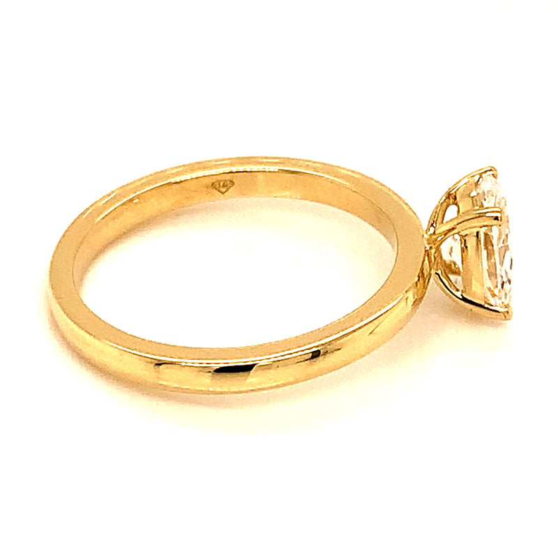 (LD) Anillo con diamantes de laboratorio en oro amarillo 14kt.