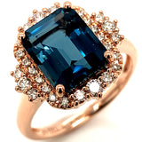 Anillo de topacio azul con diamantes en oro rosado 14kt.