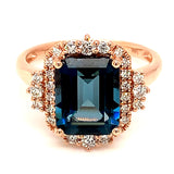 Anillo de topacio azul con diamantes en oro rosado 14kt.