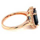 Anillo de topacio azul con diamantes en oro rosado 14kt.