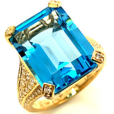Anillo de topacio azul con diamantes en oro amarillo 14kt.