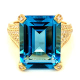 Anillo de topacio azul con diamantes en oro amarillo 14kt.