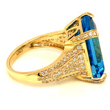 Anillo de topacio azul con diamantes en oro amarillo 14kt.