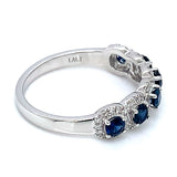 Anillo de zafiros con diamantes en oro blanco 14kt.