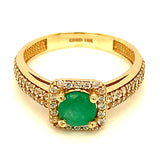 Anillo de esmeralda con circones en oro amarillo 14kt.