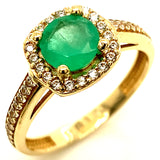 Anillo de esmeralda con circones en oro amarillo 14kt.
