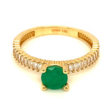 Anillo de esmeralda con circones en oro amarillo 14kt.