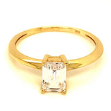 Anillo con circón en oro amarillo 10kt.
