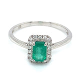 Anillo de esmeralda con diamantes en oro blanco 18kt.