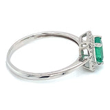 Anillo de esmeralda con diamantes en oro blanco 18kt.
