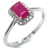 Anillo de rubí con diamantes en oro blanco 18kt.