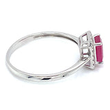 Anillo de rubí con diamantes en oro blanco 18kt.