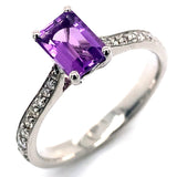 Anillo de amatista con diamantes en oro 14kt.