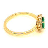 Anillo de esmeralda con diamantes en oro amarillo 14kt. E-0.65CTS. D-0.17CTS.