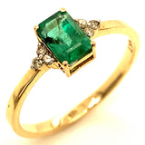 Anillo de esmeralda con diamantes en oro amarillo 14kt. E-0.58CTS. D-0.05CTS.